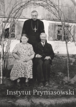 Po konsekracji z Ojcem Stanis?awem i 2 Matk? Eugeni? przed domem rodzinnym we Wrocizewie maj 1946