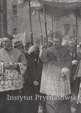 Ingres bp.S.Wyszynskiego do Lublina. 26.05.1946 r.Biskup pod baldachimem,blogoslawiacy.