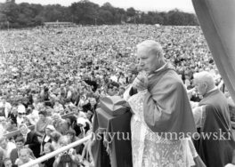 Na kleczniku  prymas S.Wyszynski na jasnogorskim szczycie. Ponizej na placu, tlumy wiernych przybylych ns uroczystosci.