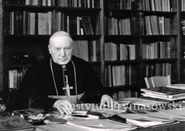 Ks. Prymas przy biurku w pracowni warszawskiej.