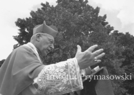 Prymas S.Wyszynski glosi kazanie podczas uroczystosci milenijnych w ?omzy.