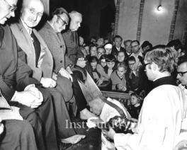 Ks. Prymas Stefan Wyszy?ski umywa nogi m??czyznom podczas liturgii Wielkiego Czwartku w warszawskiej Katedrze ?w. Jana.