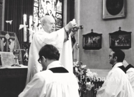 ?lub Haliny i Stefana Jurkiewiczów w kaplicy Domu Arcybiskupów Warszawskich na Miodowej. Od lewej: ks. Bronis?aw Piasecki, ks. Prymas Stefan Wyszy?ski (przewodnicz?cy uroczysto?ci) i ks. Ko?nik.