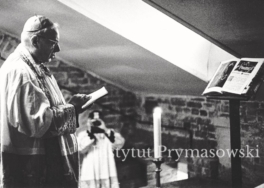 Ks. Prymas Stefan Wyszy?ski i ks. inf. Rorter podczas obrz?du po?wi?cenia górnej zakrystii katedry gnie?nie?skiej.