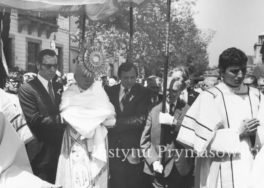 Ks. Prymas Stefan Wyszy?ski podczas procesji Bo?ego Cia?a ma Krakowskim Przedmie?ciu w Warszawie.