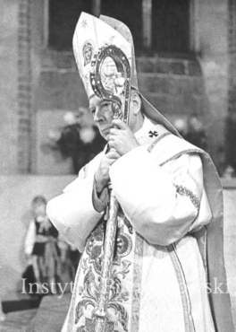 Ks. Prymas Stefan Wyszy?ski przewodniczy uroczystej mszy ?wi?tej koncelebrowanej w katedrze warszawskiej w okazji jubileuszu 25-lecia Prymasostwa.