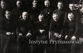 W dwoch rzedach siedzacy ksieza podczas rekolekcji w Glinkach k Wloclawka. W czwarty od lewej w drugim rzedzie stoi ks.prof.S.Wyszynski.