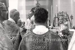 Kard. S. Wyszynski w otoczeniu kaplanow przed ukoronowana "Gazdzina" Podhala.Ludzmierz. 15.08.1963r.