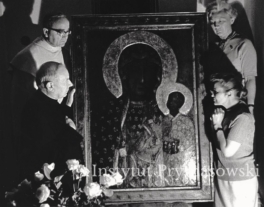 Ks. Prymas Stefan Wyszy?ski przy Cudownym Obrazie Matki Bo?ej w swoim mieszkaniu na Jasnej Górze; od lewej: o. gen. Jerzy Tomzi?ski, Janina Michalska i Maria ?Lilka? Wantowska.(Instytut)