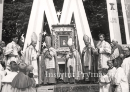 Na tle koronowanego obrazu  M.Bozej  Bolesnejna stopniach  oltarza  w strojach pontyfikalnych  stoja  od lewej:abp.A.Baraniak,prymas S.Wyszynski,bp.A.Pawlowski,bp.NN.