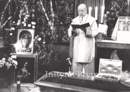 Prymas S.Wyszynski podczas Mszy sw. w domowej kaplicy.Na kleczniku w kasecie rozaniec O.Kordeckiego na podlodze  obraz Matki Bozej karmiacej.