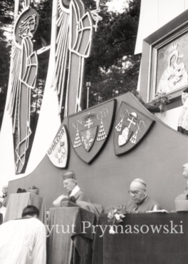 Prymas S.Wyszynski  i abp.B.Kominekpodczas uroczystosci koronacyjnych obrazu M.Bozej - Pani Ziemi Warminskiej.W tle koronowany obraz.