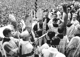 Uroczystosci  koronacji ,figuryM.Bozej W mitrze prymas S.Wyszynski  i w mitrze i ornacie kard.K.Wojtyla.