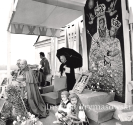 Ks. Prymas Stefan Wyszy?ski podczas uroczysto?ci koronacji obrazu Matki Bo?ej  Pocieszenia  w Czerwi?sku.