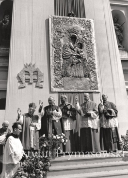 Uroczysto?? koronacji Obrazu Matki Bo?ej. Ks. Prymas Stefan Wyszy?ski b?ogos?awi zebranych.