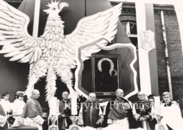 Ostrów Wielkopolski -  ks. kard. Karol Wojty?a celebruje msz? ?wi?t? rozpoczynaj?c? peregrynacj? kopii Obrazu Matki Bo?ej Jasnogórskiej w archidiecezji pozna?skiej.