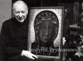 Kard.Stefan Wyszynski  z obrazem "glowki" Matki Bozej. Jest to kopia oblicza  M. B. Jasnogorskiej, namalowana przez prof. Torwirda  w 1961r.na pietnastolecie konsekracji biskupiej kard. Stryszawa - wakacje, lipiec 1961r.