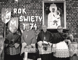 Uroczysto?? koronacji obrazu Matki Bo?ej Pocieszenia w Kawnicach, ko?o Konina. Od lewej: ks. bp Jan Zar?ba, ks. Prymas Stefan Wyszy?ski, ks. bp Stefan Bare?a i ks. bp Bogdan Sikorski.