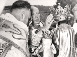 Kard. S. Wyszynski koronuje  figure Matki Bozej na Podhalu.(Gazdzina Podhala)Ludzmierz 15.08.1963r.