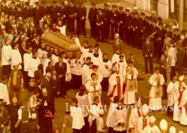 Procesyjne przeniesienie trumny ks. Prymasa Stefana Wyszy?skiego z ko?cio?a seminaryjnego na pl. Zwyci?stwa. Kondukt prowadzi ks. kard. Agostino Casaroli.