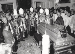 Duchowie?stwo przy trumnie ks. Prymasa Stefana Wyszy?skiego w salonie Domu Arcybiskupów Warszawskich na Miodowej; modlitwie przewodniczy ks. kard. Franciszek Macharski.