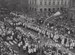 Po uroczystej pogrzebowej mszy ?wi?tej na pl. Zwyci?stwa procesyjne przeniesienie trumny ks. Prymasa Stefana Wyszy?skiego do katedry ?w. Jana Chrzciciela.