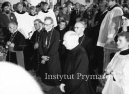 Czuwanie modlitewne przy trumnie ks. Prymasa Stefan Wyszy?skiego w ko?ciele seminaryjnym, 28.-31.05.1981r. Ksi??a biskupi zebrani na modlitwie; od prawej: ks. pra?. Hieronim Go?dziewicz, ks. abp Bronis?aw D?browski, ks. Alojzy Orszulik SAC, ks. kard. Franciszek Macharski i (?,?).