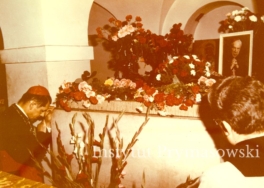 Modlitwa ks. bp Józefa Glempa przy sarkofagu ks. Prymasa Stefana Wyszy?skiego w krypcie katedry ?w. Jana Chrzciciela w Warszawie.