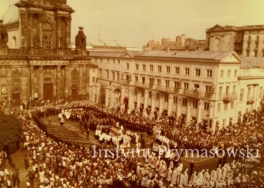 Procesyjne przeniesienie trumny ks. Prymasa Stefana Wyszy?skiego z ko?cio?a seminaryjnego na pl. Zwyci?stwa. Kondukt prowadzi ks. kard. Agostino Casaroli.