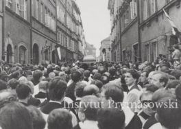 Po uroczystej pogrzebowej mszy ?wi?tej na pl. Zwyci?stwa procesyjne przeniesienie trumny ks. Prymasa Stefana Wyszy?skiego do katedry ?w. Jana Chrzciciela.