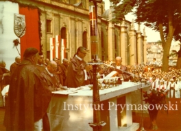 Mszy ?wi?tej za zmar?ego ks. prymasa Stefana Wyszy?skiego w Gnie?nie przewodniczy ks. kard. Franciszek Macharski.