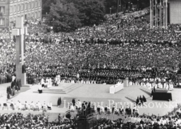 Uroczysto?ci pogrzebowe ks. Prymasa Stefana Wyszy?skiego na pl. Zwyci?stwa w Warszawie.