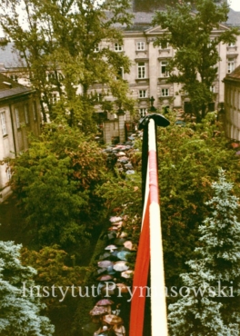 Ludzie t?umnie przybywaj?cy do Domu Arcybiskupów Warszawskich na Miodowej, aby z?o?y? ho?d zmar?emu ks. Prymasowi Stefanowi Wyszy?skiemu.