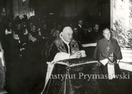 Papiez  Jan XXIII  obok kard. S. Wyszynski modla sie w kaplicy sw. Stanislawa.Rzym,kosciol sw. Andrzeja 13.10.1962r.