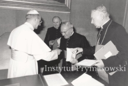 Na audiencji u Ojca ?wi?tego Paw?a VI. Od prawej: Ojciec ?w. Pawe? VI, ks. pra?. Hieronim Go?dziewicz, ks. pra?. Franciszek Borowiec, ks. Prymas Stefan Wyszy?ski.