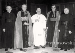 Po audiencji z Ojcem sw. Janem XXIII. Od lewej:  ks. Wladyslaw Padacz. Kard. Stefan Wyszynski, ks.NN. ks Hieronim Gozdziewicz.Rzym 29.11.1958r.