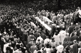 Masza sw. koncelebrowana prrzy oltarzu  polowym na Skalce.