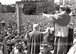 Kard.S.Wyszynski glosi kazanie podczas    uroczystosci  milenijnych na placu przed katedra.Obok tylem stoi kapelan ks.Wladyslaw Padacz. Siedzi ks.abp.Boleslaw Kominek.