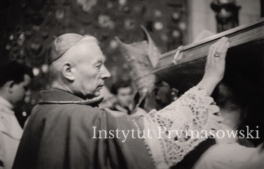 Kard.S.Wyszynski opiera reke na ramie Cudownego Obrazu M.Bozej. ktory po zakonczonych uroczystosciach na szczycie wracz do kaplicy.