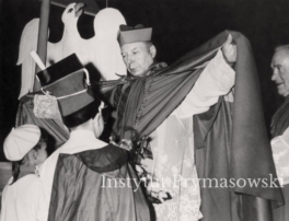 Powitanie  prymasa S.Wyszynskiego przez przedstawicieli dzieci.Chlopiec w stroju "czwartakow"