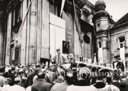 Kard. S. Wyszynski  glosi slowo Boze  podczas uroczystosci na Skalce.   W tle obraz M.Bozej Nawiedzenia.