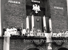 Kard.S.Wyszynski  przemawia z balkonu kosciola sw.Stanislawa Kostki.W tle orzel i korona brak zatrzymanego przez milicje obrazu M.Bozej nawiedzenia,ktory znajduje sie w zakrystii katedry sw. Jana.