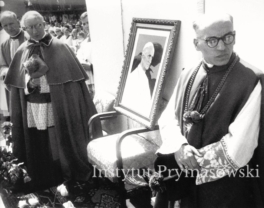 Pusty fotel  z portretem papieza Pawla VI. obok stoi bp. Stefan Barela.