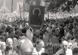 Procesja z obrazem M.Bozej nawiedzenia na plac przed  katedra gdzie beda sie odbywaly glowne uroczystosci milenijne. Prowadzi bp. Jozef Drzazga.