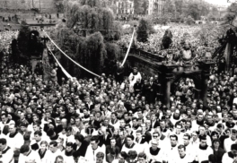 Tlumy przybyle na uroczystosci na Skalce.