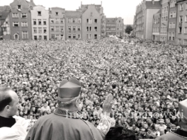 Kard. S.Wyszynski z tarasu blogoslawi zebrane tlumy.