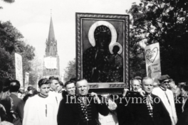 Procesjonalne odprowadzenie obrazu M.Bozej.Obraz niosa przedstawiciele ziemi slaskiej.