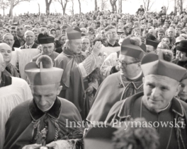 Przejscie biskupow wsrod  tlumu wiernych.Prymas S.Wyszynski blogoslawi.Abp.A.Baraniak.abp.Karol Wojtyla,ordynariusz plocki bp.B.Sikorski.