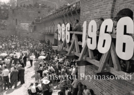 Utrudzeni wierni  przybyli nawet z odleglych okolic by uczestniczyc w uroczystosciach,znajduja tez miejsce na Galeri Kopernika,