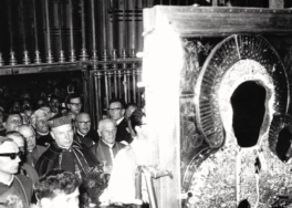 Po zakonczeniu uroczystosci na szczycie obraz M.Bozej wraca do kaplicy.Za obrazem w otoczeniu duchowienstwa  Kard. S.Wyszynski.